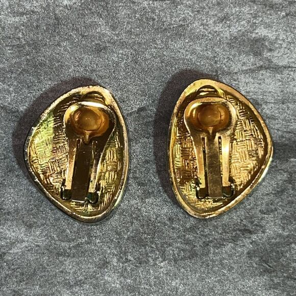 Vintage c1980 Bold & Beautiful Gold-Tone & Red Acrylic Triangle Clip-On Earrings - Picture 2 of 3